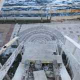 Ma prima di arrivare negli spazi che un tempo accoglievano matrimoni e concerti, scegliamo di scendere i gradini di una scala malmessa che ci porta in una terrazza che si trova a pochi metri sopra il livello del mare